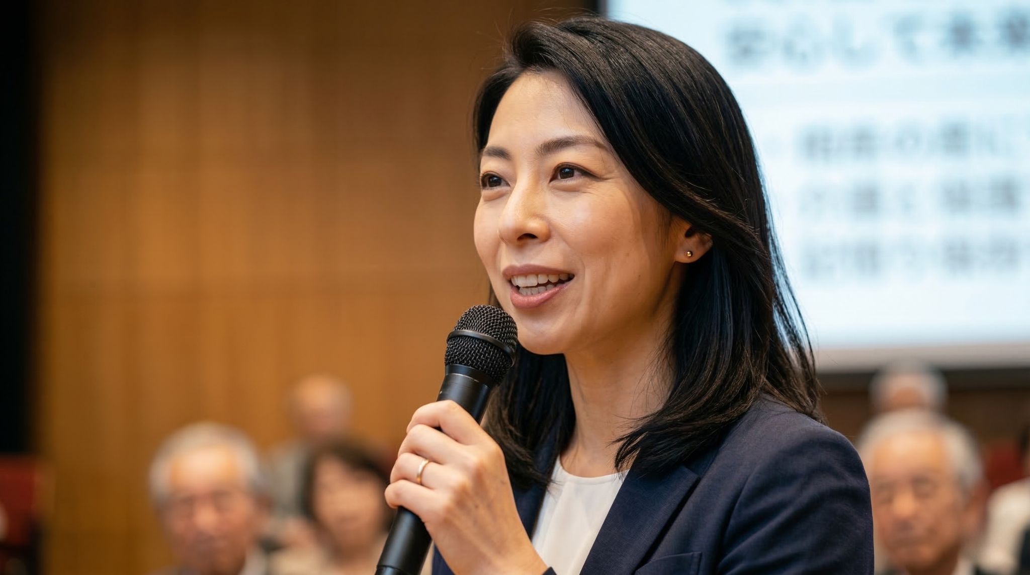 遺品整理アドバイザー・森田あかりが終活セミナーで講演している様子